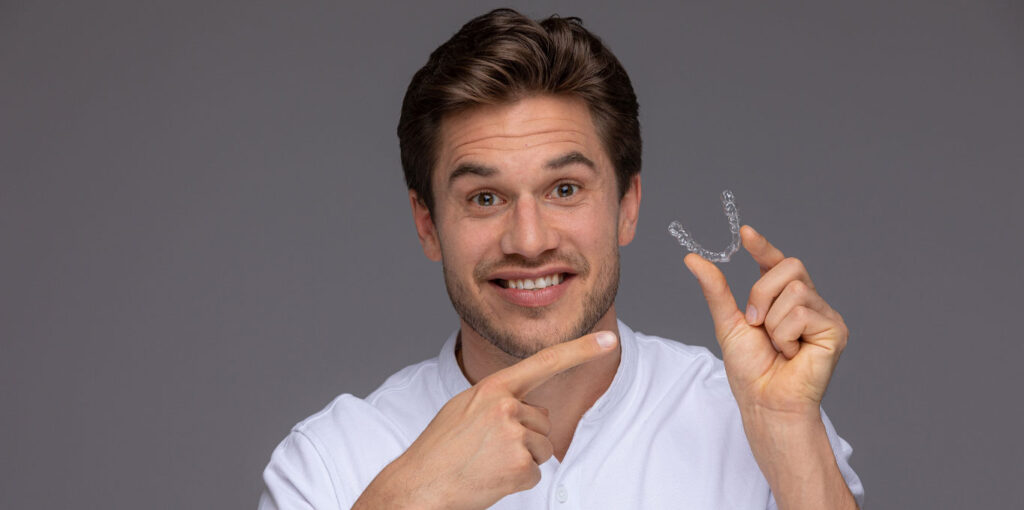 Dr. Töpfer Erwachsener Mann Invisalign- aligner Behandlung Privatpraxis Wiesbaden