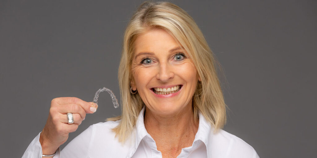 Dr. Töpfer Erwachsene Frau Invisalign- aligner Behandlung Privatpraxis Wiesbaden