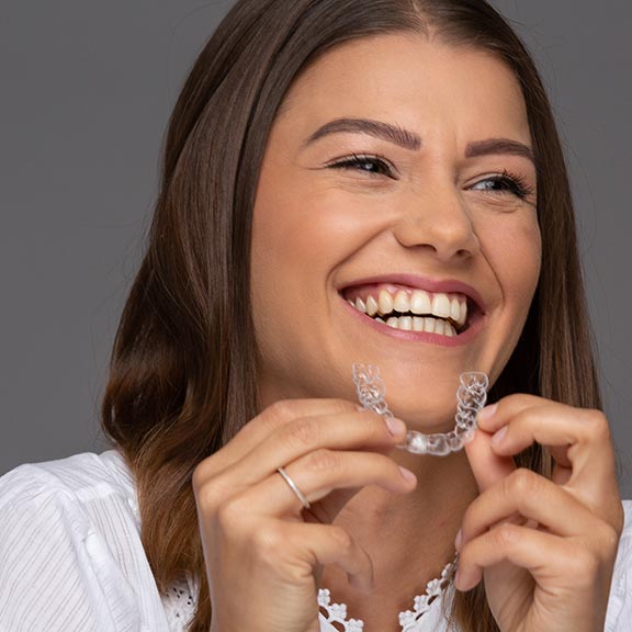 Dr. Töpfer Erwachsene Frau Invisalign Modell Privatpraxis Wiesbaden